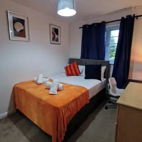 Stylish Pet Friendly 3 Bedroom House In Manchester - Image 5