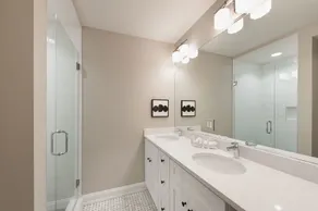Deluxe Wicker Park Suites by Sonder - Image 4