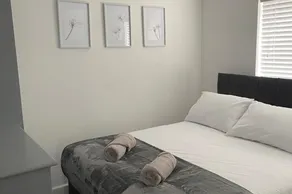 Sheffield Blissful Retreat 3 Bedroom House - Image 3