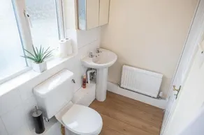 Lovely 4-bedrooms flat in North Acton - Image 4