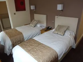 The Queen Hotel - Image 3