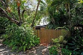 A short stroll to Palm Cove Beach - Image 2