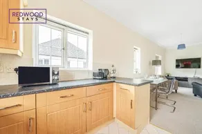 2 Bedroom Apartment, Business & Contractors, FREE Parking & Netflix By FIROZ PROPERTY MANAGEMENT - Image 4