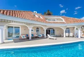 Exclusive villa with stunning view - Image 1