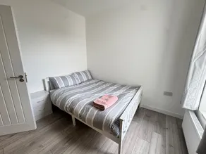 Three Double Rooms in Spacious Home - Image 2