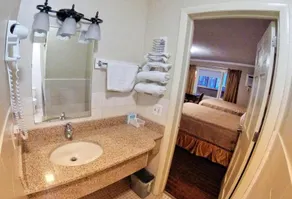 Red Carpet Inn - Image 4