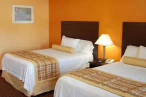Budgetel Inn & Suites Glens Falls - Image 4