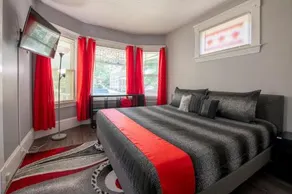 The Ladybug Lounge - Cozy Spacious Home Near Downtown With Parking, 500Mb Wifi & Self Check In - Image 4