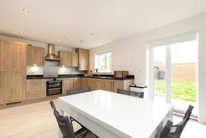 Stunning 5 bed House in Ashford - Image 5