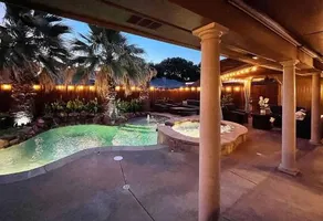 Cheerful 5 Bedroom Home with Heated Pool - Image 5