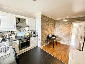 Ground Floor Victorian Apartment - Image 3