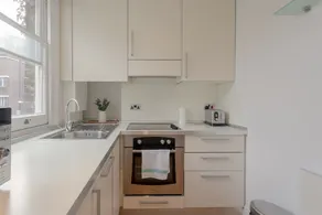 Spacious Apartment In Kensington - Image 3