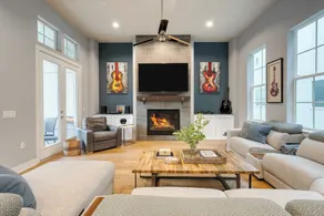 Town Lake Townhouse by Avantstay Hot Tub, Game Room & Skyline Views - Image 5