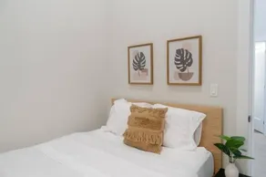 Modern Ground Level 3 bed 2 bath Condo with Free Parking - Image 4