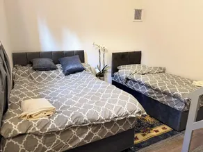 Entire Studio With 2 Extra Beds - Image 2