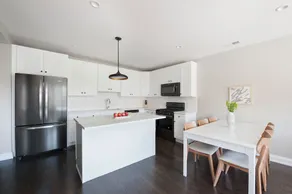 Deluxe Wicker Park Suites by Sonder - Image 5