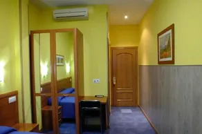 Hostal Los Claveles - Image 2