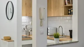 Aurelia's Stylish Place with free parking - Image 3