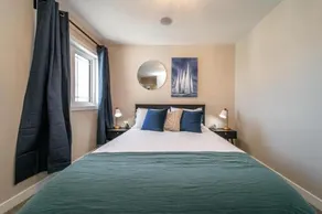 Designer Home, 4 Bed 3 Bath King Bed, Games Room, WiFi, Netflix, Long Stays! - Image 3