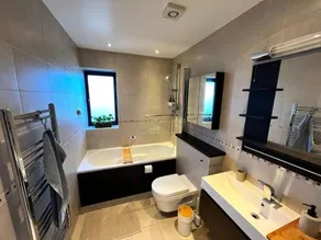 Modern and cozy 2-guest flat with gated parking - Image 3