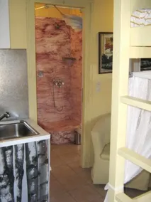 Adonis Guesthouse - Image 5
