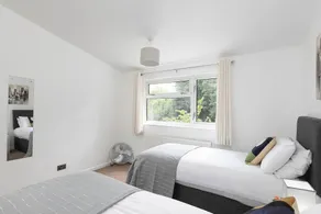Skyvillion London Hydean Way - 2-bed House + Garden - Image 4