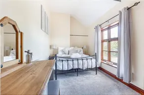 Lovely 2 Bedroom Cottage with Parking - Image 4