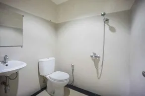 OYO 1178 Plaza Hotel Tanjung Pinang - Image 4