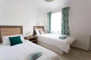 Spacious Homely Lakeside Lodge close to the Beaches - Image 4