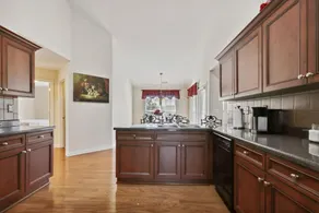 Monthly Rental $3000 Near Shopping & Restaurants - Image 4