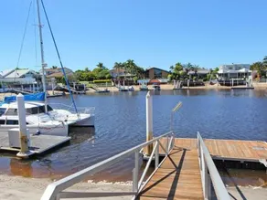 Outstanding Waterfront Hamptons Style 5 Bedroom Luxurious Home with Air Conditioning Pool and Pontoon -Bring your own boat - Image 2