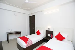 OYO 18931 Flagship Azad Square Medanta - Image 2