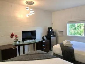 Colonial Motel - Image 2