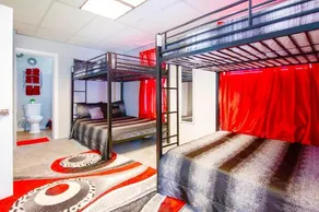 The Ladybug Lounge - Cozy Spacious Home Near Downtown With Parking, 500Mb Wifi & Self Check In - Image 5