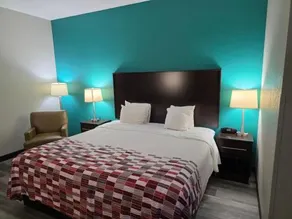 Red Roof Inn Ames - Image 3