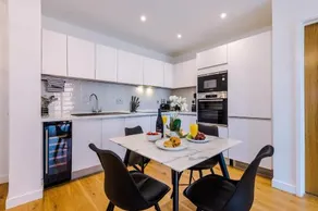 Axium Suite: Modern 2 bed in Birmingham City Centre. Perfect for Business, Family and Leisure Stays - Image 4