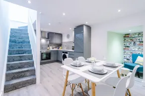 Imperial War Museum North Two-bedroom by Belvilla - Image 3