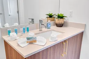 Modern 2 Bed Mins from Brickell With Free Parking - Image 2