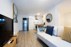 Lovely 1BR Apt in Bicton With Backyard and Parking - Image 4