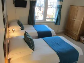 Treetops Guest House - Image 4