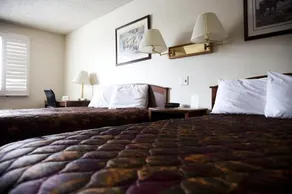 Econo Lodge - Image 2