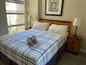 1BD+Den condo, with free parking in Downtown! - Image 2
