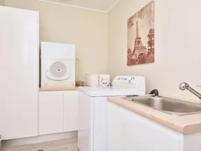 Morisset Bay Waterfront Views House - Image 3