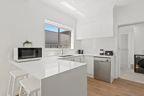 Elegant 3-Bed Home from Sunny Glenelg Beach - Image 2