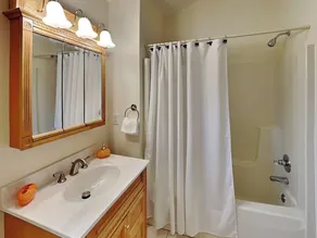Captain's Cabin - Image 4