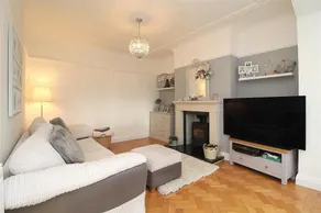 Impeccable 4-Bed House in Liverpool - Image 3