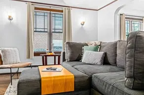 Charming 2BR Flat Walk to Downtown Royal Oak - Image 5