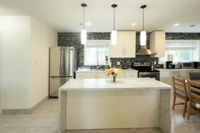 GLOBALSTAY. Cheerful Waterfront 5-Bedroom Cottage with Fireplace - Image 3
