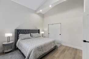 Modern 2-Bedroom Retreat in Seattle - Image 5