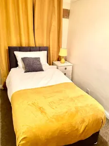 Spacious 3-Bed House With Free Parking - Image 4